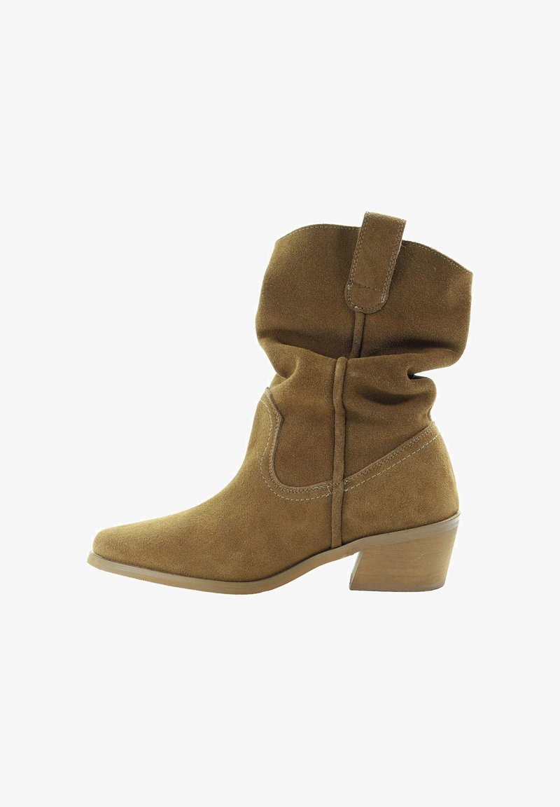 Brązowy zamszowy botek za kostkę z luźnym cholewką, szpiczastym noskiem i słupkowym obcasem. Posiada kontrastowe szwy i akcent w postaci pętli.