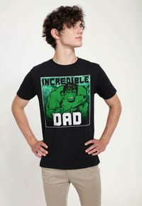 Marvel AVENGERS CLASSIC INCREDIBLE DAD UNISEX - Triko s potiskem - black