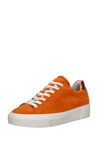 Oranges Wildlederschuh mit weißen Schnürsenkeln, strukturiertem Obermaterial, glattem Fersenakzent und einer kontrastierenden weißen Gummisohlen.