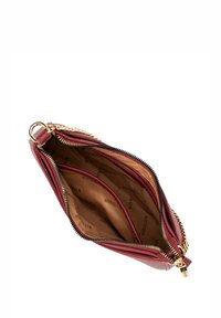 Rote Lederhandtasche mit Reißverschluss, innen in Fächer unterteilt, goldfarbenen Beschlägen und einer strukturierten Außenseite.