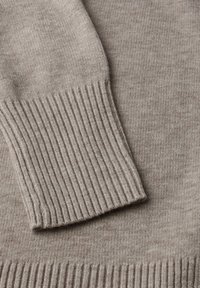 Jasnobrązowy sweter z dzianiny z ribbowymi ściągaczami oraz dołem, gładka tekstura, o miękkim, przytulnym wyglądzie i prostym designie.