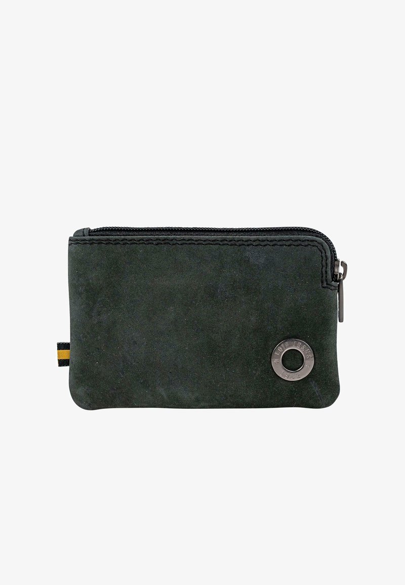 Cartera de ante verde con cremallera, con un logo circular plateado y un acento a rayas en negro y amarillo. Textura suave y forma rectangular.