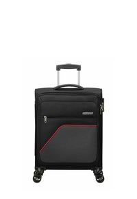 Valise noire en tissu avec une surface texturée, dotée d'une ligne d'accent rouge, d'une poignée rétractable et de quatre roues pivotantes.