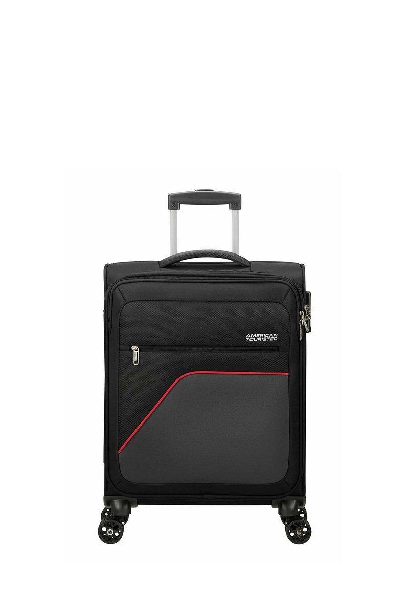 Valise noire en tissu avec une surface texturée, dotée d'une ligne d'accent rouge, d'une poignée rétractable et de quatre roues pivotantes.