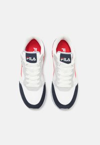 Hvide sneakers med grå og marineblå accenter, med en rød indvendig, snørebåndsdesign og et logo på tungen. Tekstureret materiale.