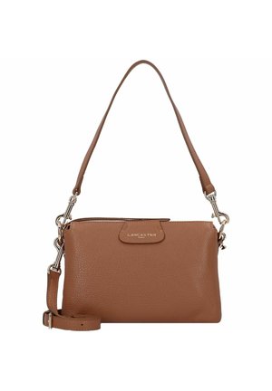 Borsa in pelle marrone caldo con texture cerata, chiusura con zip, tracolla staccabile e dettagli in metallo argentato.