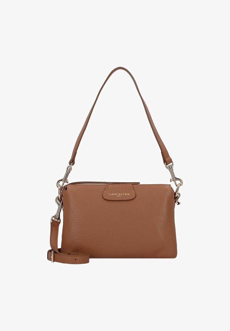 Lederhandtasche in warmem Braun mit genarbter Textur, Reißverschluss, abnehmbaren Schulterriemen und silberfarbenen Hardware-Akzenten.