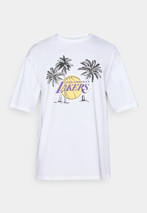 Tricou din bumbac alb cu un logo violet "Los Angeles Lakers", grafică cu palmierii și o ilustrație de fundal cu baschet.