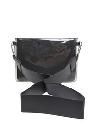 Sort crossbody taske med et gennemsigtigt frontpanel, der har en bred sort rem, som omslutter tasken, og en glat overflade.