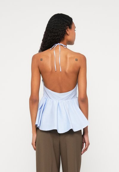 Top peplum de culoare albastru deschis, cu decolteu halter, spate deschis și material plisat la talie. Textură netedă și detaliu ajustabil cu șnur la gât.