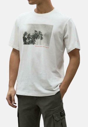 Camiseta de algodón blanca con un gráfico en blanco y negro de una palmera y el texto rojo "PORQUE NO HAY UN PLANETA B" debajo de la imagen.