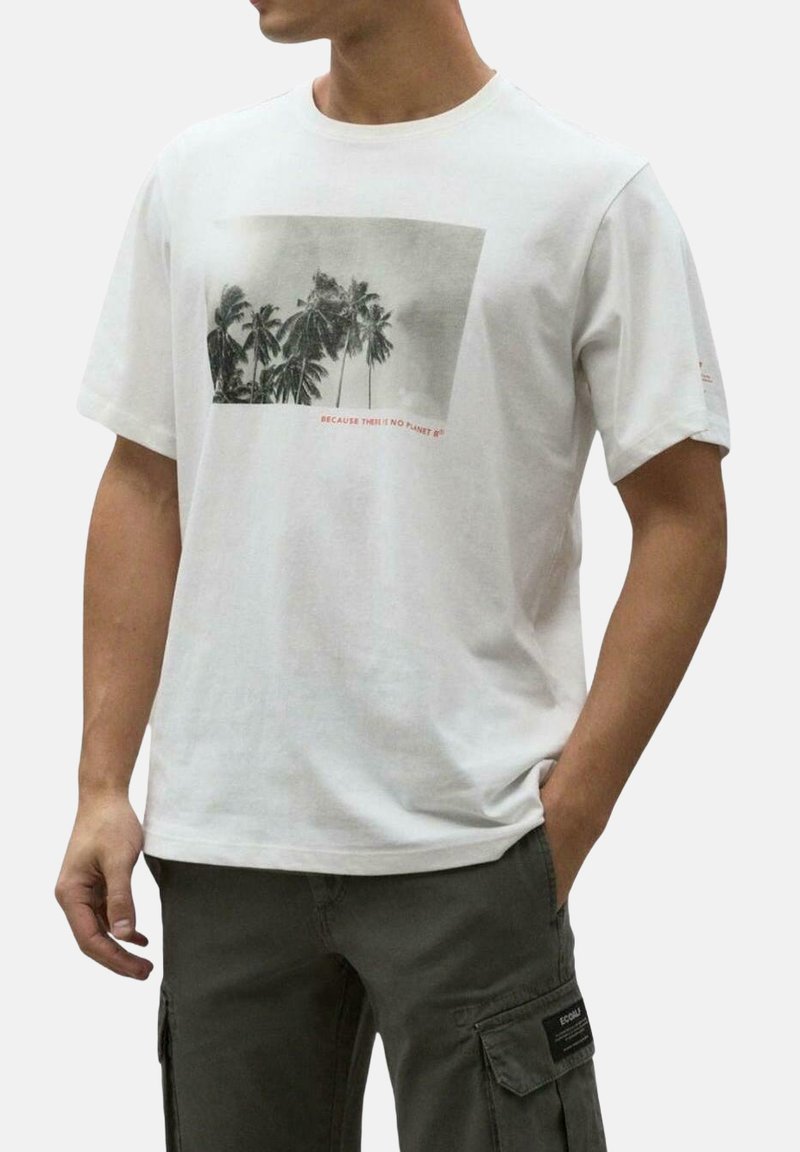 Camiseta de algodón blanca con un gráfico en blanco y negro de una palmera y el texto rojo "PORQUE NO HAY UN PLANETA B" debajo de la imagen.