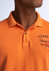 Petrol Industries MEANDER - Pikeepaita - blazing orange