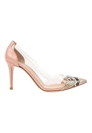 Højhælet pumpe med blush-lyserød læderhæl og bagstykke, klare plastik sider og spids tå dækket af beige og sort slangeskinds mønster.