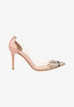 Escarpin à talon haut avec talon et arrière en cuir rose blush, côtés en plastique transparent et bout pointu recouvert d'un motif peau de serpent beige et noir.