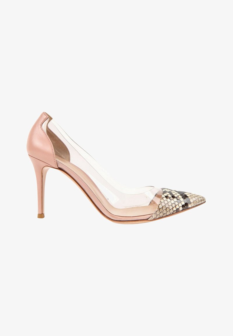 Escarpin à talon haut avec talon et arrière en cuir rose blush, côtés en plastique transparent et bout pointu recouvert d'un motif peau de serpent beige et noir.