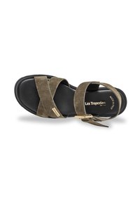 Sandales en daim marron avec deux larges sangles croisées, bride de cheville ajustable, semelle noire et détails en métal. Fabriquées en Italie.