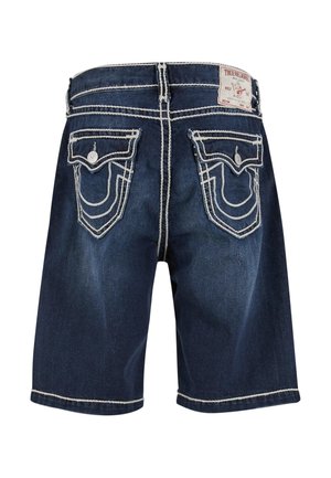 Donkerblauwe denim shorts met een rechte snit, contrasterende witte stiksels en dubbele achterzakken. Het True Religion-label is zichtbaar.