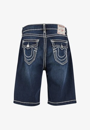Tamno plave traperice kratke hlače ravnog kroja, s kontrastnim bijelim šavovima i dvostrukim zakrpanim džepovima straga. Vidljiva etiketa True Religion.
