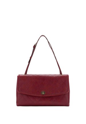 Bolso de hombro de cuero rojo con patrón acolchado, cierre de solapa y correa ajustable sobre fondo blanco.