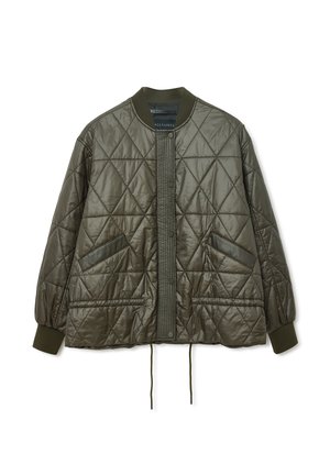 Quiltet bomberjakke i olivengrøn. Har en ribbet krave, trykknaplukning, to sidelommer og tekstureret paneldetalje. Blødt, let materiale.