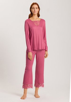 Roze loungewear set met een lange mouwen top met kant aan de halslijn en bijpassende broek met kantafwerking aan de zoom. Gladde stof, ruime pasvorm.
