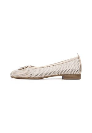 Bailarina de malla beige con punta redondeada, botón decorativo y tacón bajo de madera. Parte superior texturizada con un diseño transpirable.