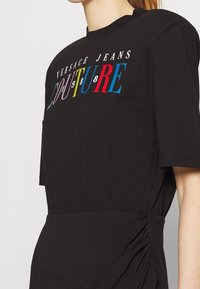 Versace Jeans Couture Sukienka etui