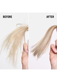 Confronto capelli prima e dopo: capelli biondo chiaro, crespi e irregolari a sinistra; capelli lisci, setosi e sani a destra.