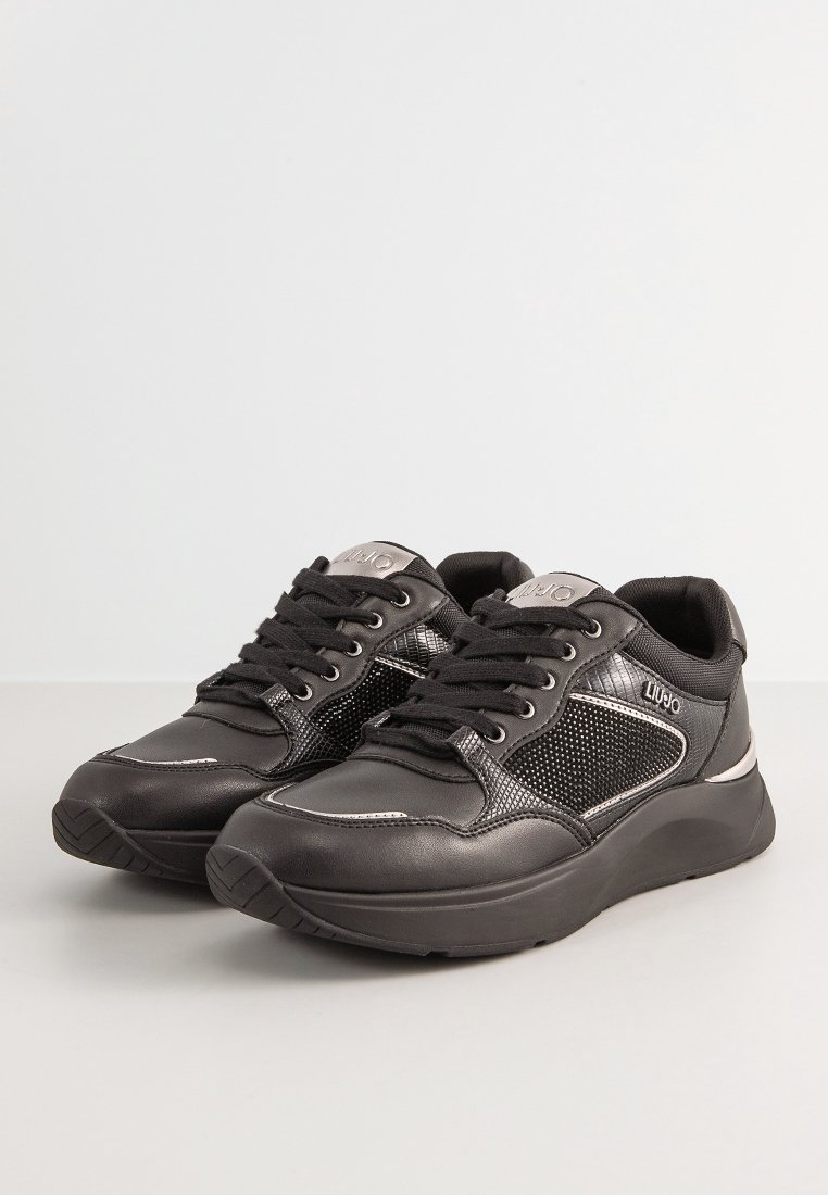 Zwarte sneakers met een getextureerd leren en mesh bovenwerk, met een gevoerde kraag, ronde neus en rubberen zool met zilveren details.