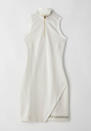 Vestido blanco sin mangas con un cuello alto, que presenta una cremallera dorada y acentos laterales texturizados. Incluye un detalle de dobladillo trenzado y un logo.