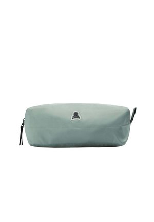 Funda rectangular de color gris claro con cremallera, con un pequeño emblema de calavera y huesos cruzados en la parte central frontal y un tirador en el lateral.