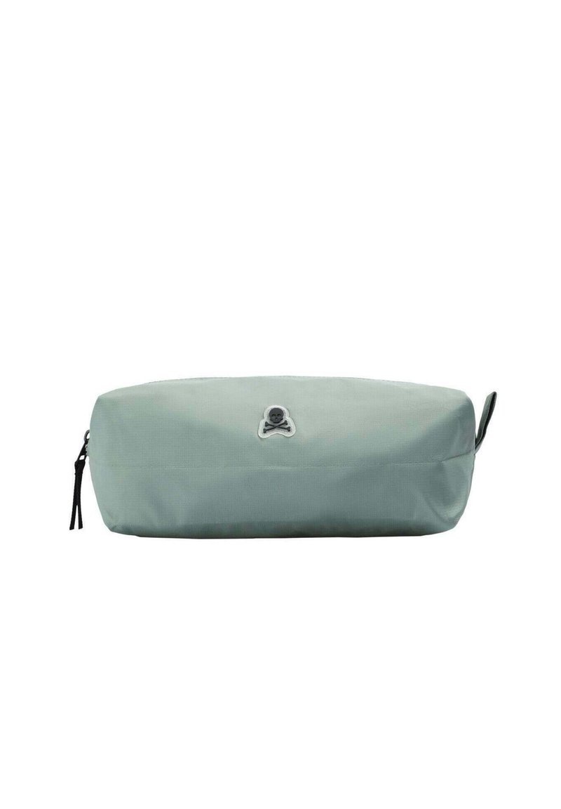 Funda rectangular de color gris claro con cremallera, con un pequeño emblema de calavera y huesos cruzados en la parte central frontal y un tirador en el lateral.