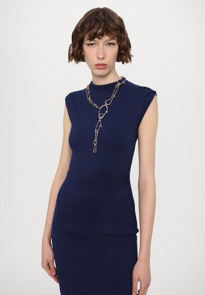 Top slim fit de culoare navy, cu mâneci scurte, având un decolteu rotund. Este însoțit de o brățară din lanț auriu cu forme de link variate.
