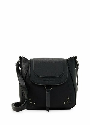 Sac bandoulière en cuir noir avec rabat, clous argentés et sangle réglable sur fond blanc.
