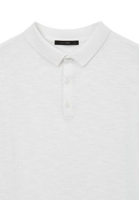 Weißes Poloshirt mit kragenförmigem Ausschnitt, dreiknöpfiger Knopfleiste, gerippter Textur und subtilem Gewebemuster. Markenlabel: Calliope.