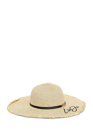 Sombrero de paja beige de ala ancha con banda negra de adorno y borde desgastado, con el texto bordado "Luiza" en el ala.