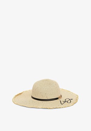 Cappello di paglia beige a tesa larga con fascia nera e bordo sfrangiato, con la scritta ricamata "Luiza" sulla tesa.