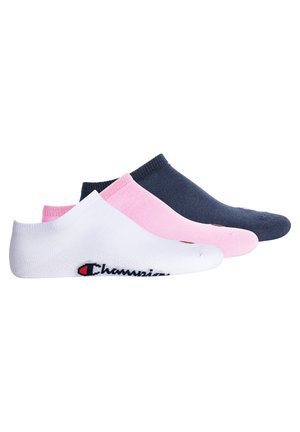 Drei Paar No-Show-Socken: weiß mit schwarzem Logo, hellrosa und dunkelblau. Strickstoff mit elastischen Bündchen.