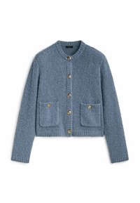 Cardigan en tricot texturé bleu avec un col rond, une fermeture à boutons sur le devant et deux poches plaquées avec des boutons dorés. Design court.