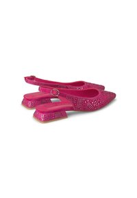 Tacchi slingback rosa con punta affusolata, tomaia testurizzata con motivi a taglio e tacco blocco basso con dettagli lucidi.