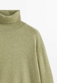 Hellgrüner Rollkragenpullover aus weichem Strickstoff mit geripptem Kragen und glatter Textur, mit lässiger Passform und überschnittenen Schultern.