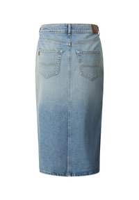 Fustă din denim albastru deschis, până la genunchi, cu buzunare în spate, bucle pentru curea și o etapă din piele cu sigla brandului pe talie.