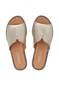 Gyldne metaliske slide sandaler med åben tå design, der har en dekorativ sølv rhinesten og en perforeret brun indersål.