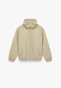 Chaqueta con capucha beige, con cierre de cremallera en la parte delantera, puños elásticos y cintura ajustable. Presenta dos bolsillos laterales y una textura suave similar al algodón.