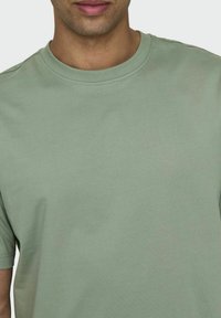 Only & Sons ONSFRED TEE - Camiseta básica - hedge green
