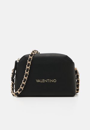 Sac en bandoulière en cuir noir avec une chaîne dorée et un logo. Forme rectangulaire, surface texturée, fermeture zippée et détail de marque discret.