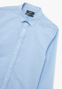 Lichtblauwe, gestreepte dress shirt met een normale pasvorm. Kenmerken zijn een puntkraag, knoopsluiting aan de voorkant en lange mouwen. Gemaakt van een gladde stof.