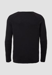 Zwarte trui met lange mouwen en ronde hals, van achteren getoond tegen een effen lichtgrijze achtergrond.