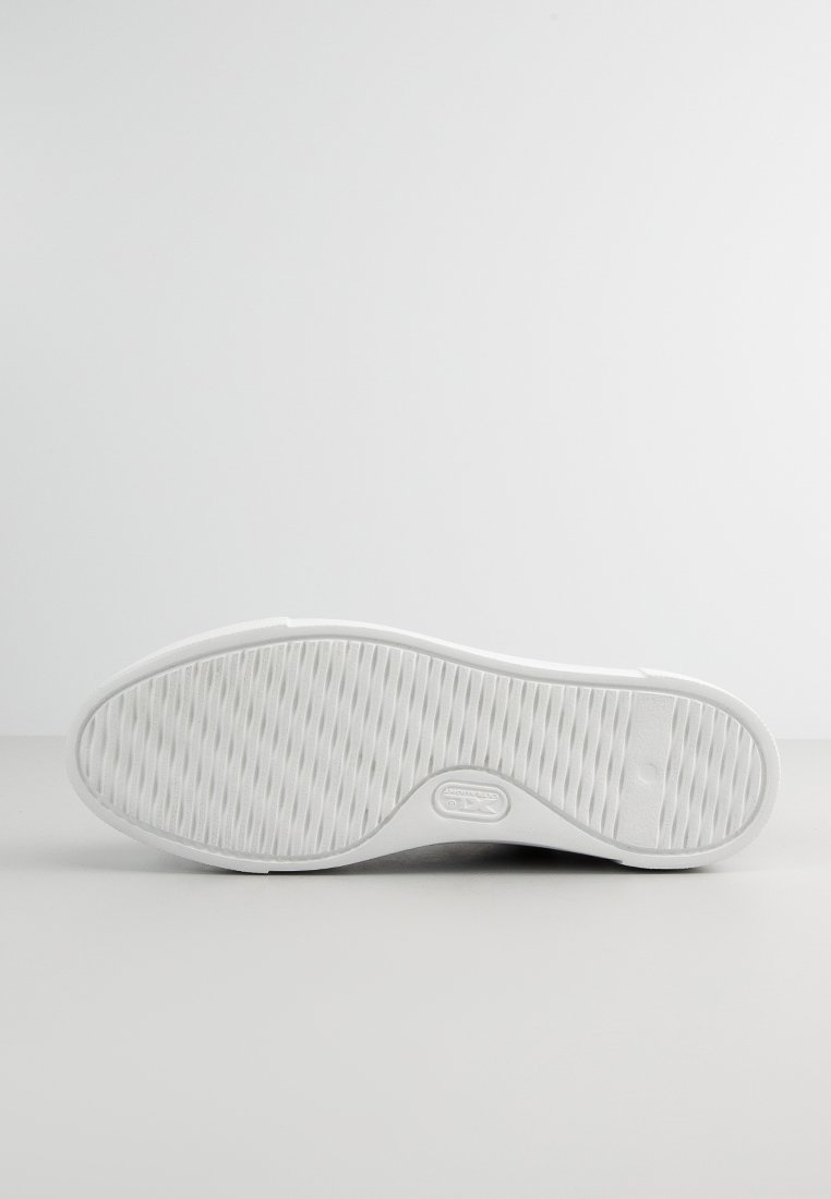 Weißer Sneaker-Sohlen mit gerippter Struktur, ausgestattet mit einem runden Logo in der Mitte und einer glatten Kante. Minimalistisches Design, strapazierfähiges Material.